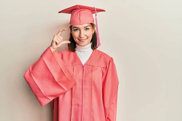 Joven Mujer Caucásica Con Gorra Graduación Bata Ceremonia Sonriente Con — Foto de Stock