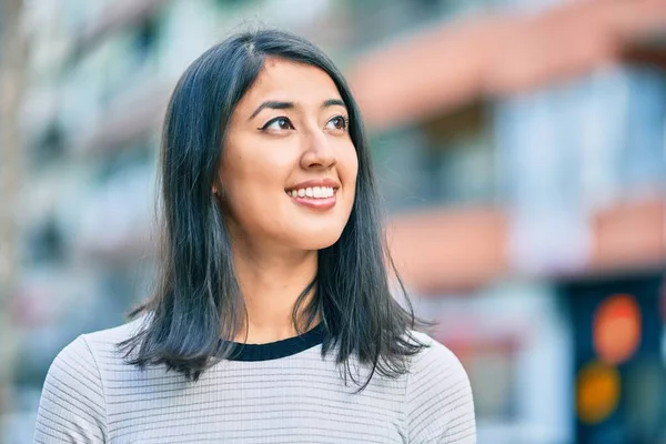 Joven Mujer Hispana Sonriendo Feliz Caminando Por Ciudad —  Fotos de Stock