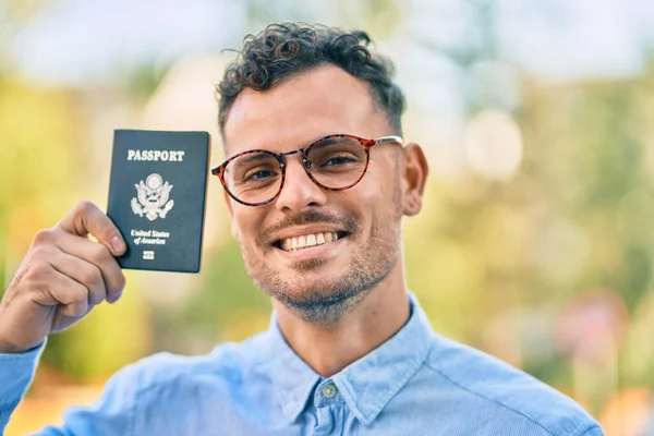 Νεαρός Ισπανός Επιχειρηματίας Χαμογελώντας Χαρούμενος Κρατώντας Αμερικανικό Διαβατήριο Στην Πόλη — Φωτογραφία Αρχείου