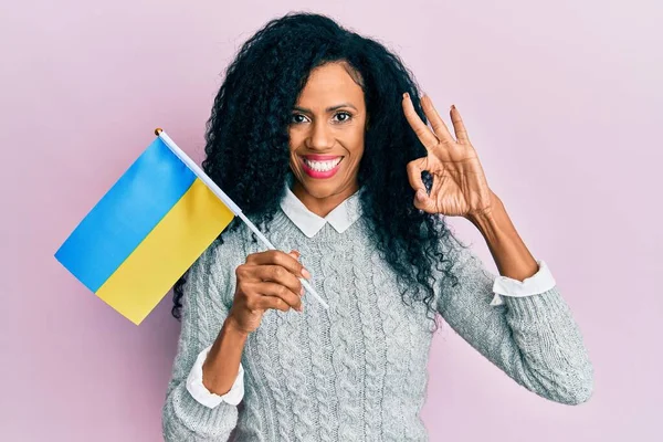 Middelbare Leeftijd Afrikaanse Amerikaanse Vrouw Met Ukraine Vlag Doet Teken — Stockfoto