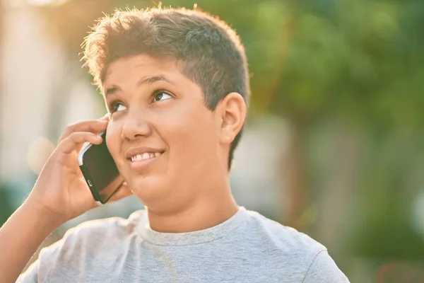 Adorable Chico Latino Sonriendo Feliz Hablando Teléfono Inteligente Ciudad —  Fotos de Stock