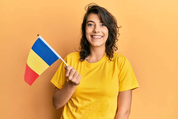 Jeune Femme Hispanique Tenant Drapeau Roumanie Regardant Positif Heureux Debout — Photo