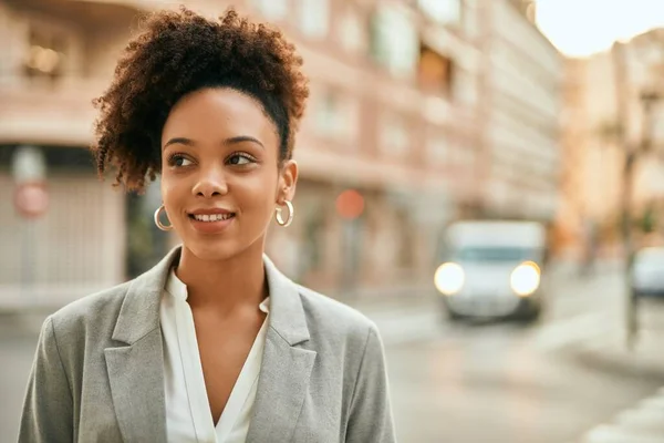 Joven Mujer Negocios Afroamericana Sonriendo Feliz Pie Ciudad — Foto de Stock