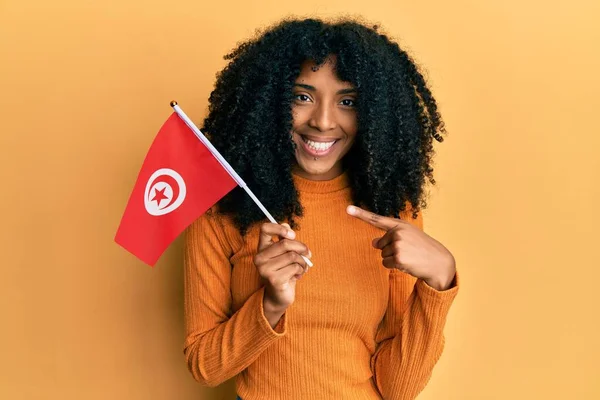 Afroamerykanka Afro Włosy Trzymając Flagę Indyka Uśmiechając Szczęśliwy Wskazując Ręką — Zdjęcie stockowe