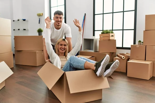 Kafkasyalı Genç Bir Çift Gülümsüyor Yeni Evlerinde Karton Kutuyla Oynarken — Stok fotoğraf