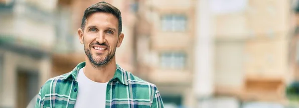 Giovane Uomo Caucasico Sorridente Felice Piedi Alla Città — Foto Stock