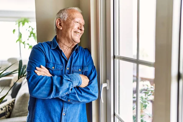 Starší Muž Šedivými Vlasy Naklánějící Oknu Svého Domu Usmívající Šťastně — Stock fotografie
