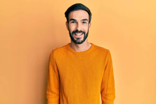 Jeune Homme Hispanique Portant Des Vêtements Décontractés Avec Sourire Heureux — Photo