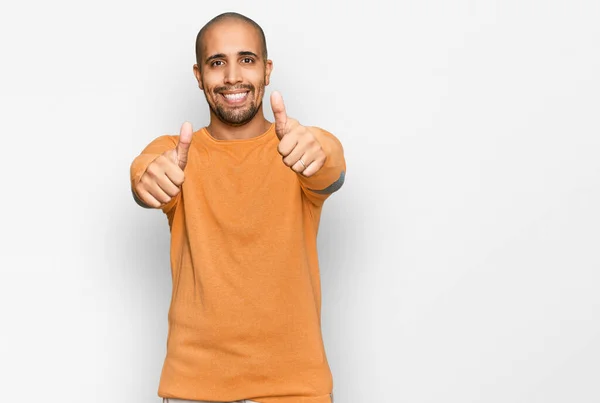 Ispanico Uomo Adulto Che Indossa Maglione Invernale Casual Approvazione Facendo — Foto Stock