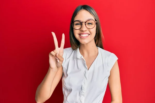 Joven Morena Vestida Con Ropa Casual Gafas Mostrando Apuntando Hacia —  Fotos de Stock