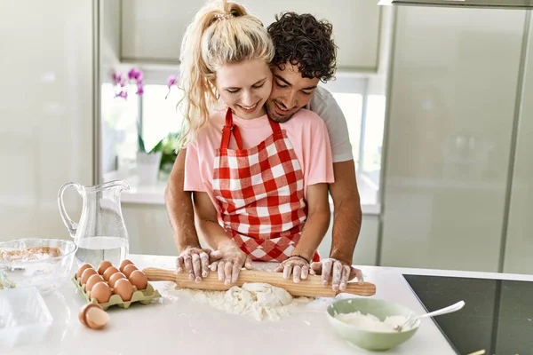Jovem Casal Sorrindo Feliz Amassar Massa Farinha Com Mãos Cozinha — Fotografia de Stock