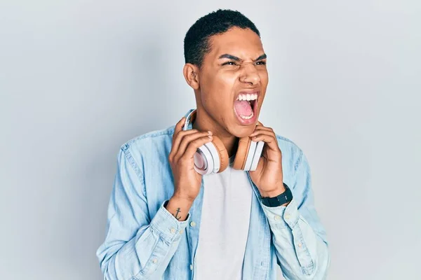 Junger Afrikanisch Amerikanischer Typ Der Mit Kopfhörern Musik Hört Wütend — Stockfoto