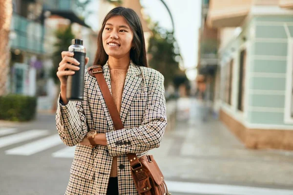 Jovem Mulher Negócios Asiática Sorrindo Feliz Segurando Garrafa Água Cidade — Fotografia de Stock