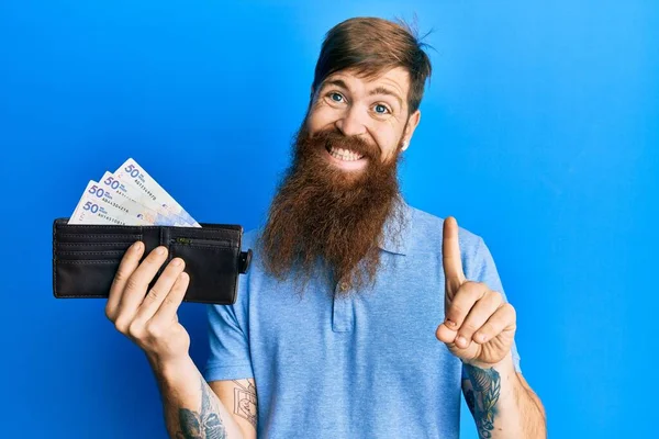 Pelirrojo Con Barba Larga Sosteniendo Billetera Con Pesos Colombianos Sonriendo —  Fotos de Stock