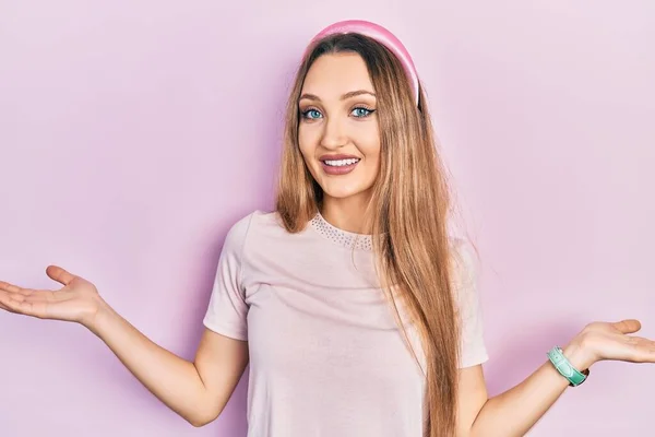 Ung Blond Jente Løse Klær Smilende Med Begge Hender Åpne – stockfoto