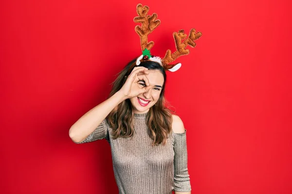 Νεαρό Ισπανόφωνο Κορίτσι Φορώντας Ελάφι Χριστουγεννιάτικο Καπέλο Χαμογελώντας Χαρούμενος Κάνει — Φωτογραφία Αρχείου