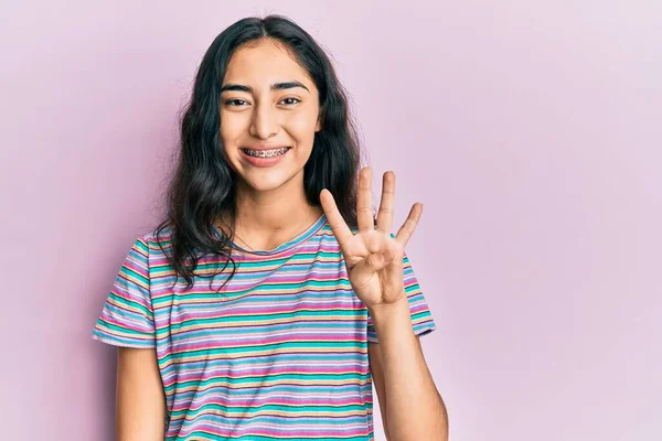 Латиноамериканка Подросток Зубными Брекетами Повседневной Одежде Показывающая Пальцами Номер Четыре — стоковое фото
