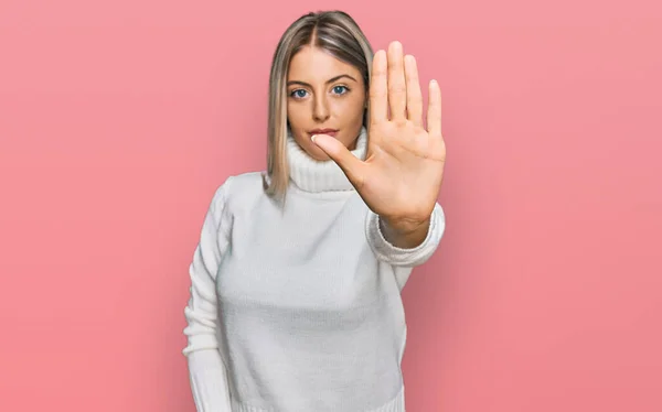 Vacker Blond Kvinna Bär Casual Turtleneck Tröja Gör Sluta Sjunga — Stockfoto