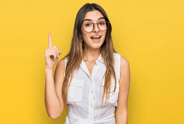 Mujer Hispana Joven Con Ropa Casual Señalando Con Dedo Hacia —  Fotos de Stock