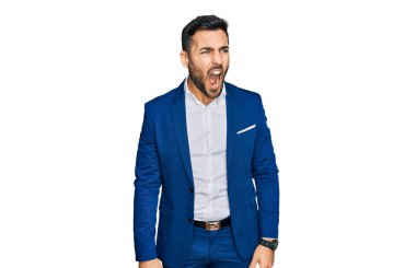 Genç İspanyol bir adam iş ceketi giyiyor kızgın ve deli gibi bağırıyor sinirli ve öfkeli, öfkeyle bağırıyor. öfke ve agresif konsept. 