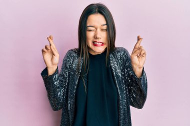 Parti ceketi giyen genç İspanyol kız umut ve gözlerin kapalı gülümseyerek bana işaret etti. Şans ve batıl inançlar. 