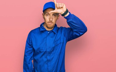 Sakallı, inşaatçı tulumu giyen, alnında parmakları olan insanlarla dalga geçen ezik hareketler yapan, alay eden, aşağılayan kel bir adam.. 