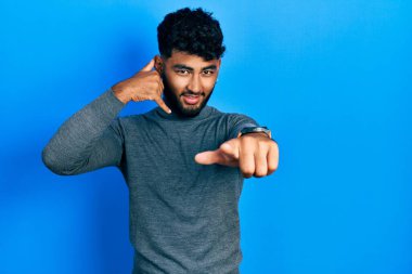 Balıkçı yaka kazak giyen sakallı Arap adam gülümsüyor telefonda konuşuyor ve seni işaret ediyor. Ara beni.. 