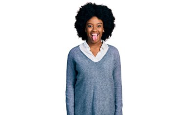 Genç Afro-Amerikan kadın iş kıyafetleri giyip dillerini komik bir ifadeyle dışarı çıkarıyor. duygu kavramı. 