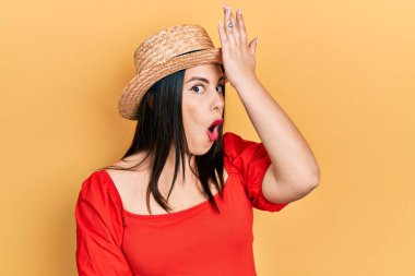 Yaz şapkası takan genç İspanyol kadın bir hata sonucu el ele verilirken şaşırdı. Hatayı hatırla. Unuttum, kötü hafıza kavramı. 