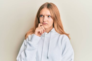 Güzel, genç, beyaz, sıradan bir kazak giyen bir kız. Kuşkuya odaklanmış, çenesinde parmak olan ve kafasını kaldırıp merak eden. 