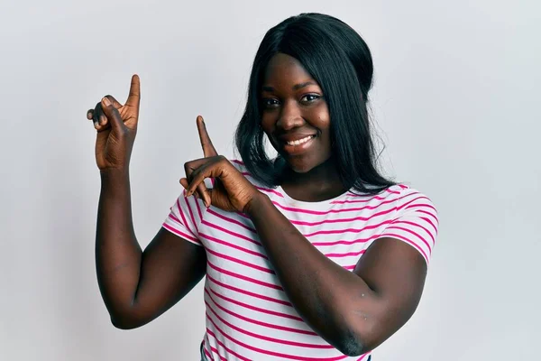 Afrikansk Ung Kvinna Bär Casual Randig Shirt Leende Och Tittar — Stockfoto