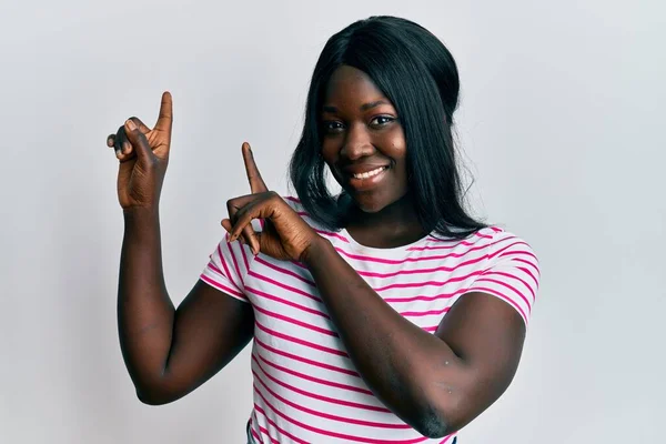 Jovem Africano Vestindo Casual Listrado Shirt Sorrindo Olhando Para Câmera — Fotografia de Stock