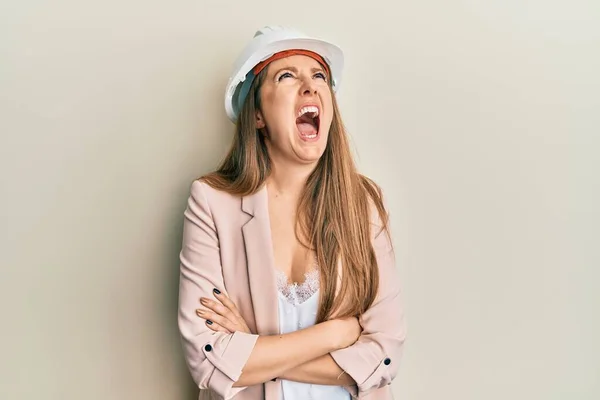 Giovane Donna Bionda Indossa Architetto Hardhat Arrabbiato Pazzo Urlando Frustrato — Foto Stock