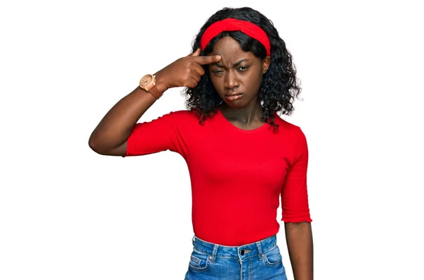 Vacker Afrikansk Ung Kvinna Bär Tillfälliga Kläder Pekar Olyckligt Att — Stockfoto