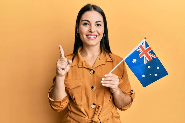 Ung Brunett Kvinna Med Australiensisk Flagga Ler Med Idé Eller — Stockfoto