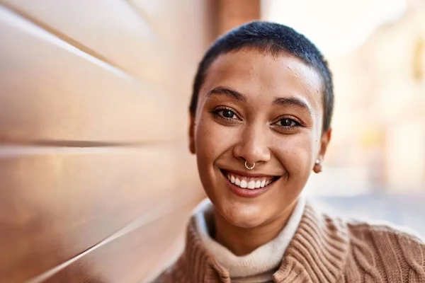 Hermosa Mujer Hispana Con Pelo Corto Sonriendo Feliz Aire Libre — Foto de Stock