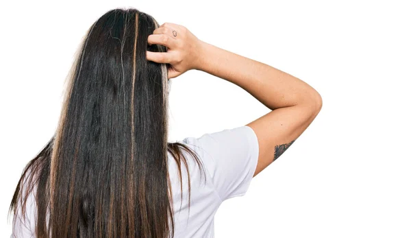 Jovem Hispânico Mulher Vestindo Casual Branco Shirt Para Trás Pensando — Fotografia de Stock