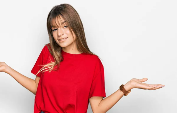 Teenager Kaukasisches Mädchen Lässigem Roten Shirt Ahnungslos Und Verwirrt Gesichtsausdruck — Stockfoto