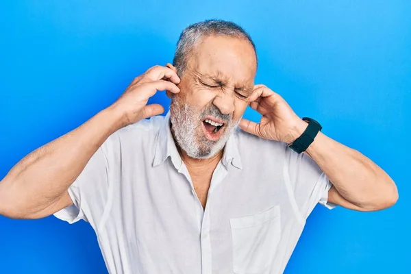 Gürültülü Müzik Sesi Için Sakallı Günlük Beyaz Tişörtlü Kulakları Parmaklı — Stok fotoğraf