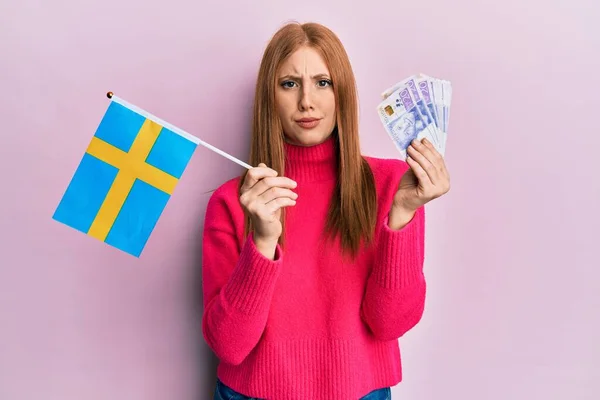 Jonge Ierse Vrouw Met Zweedse Vlag Krone Bankbiljetten Sceptisch Nerveus — Stockfoto