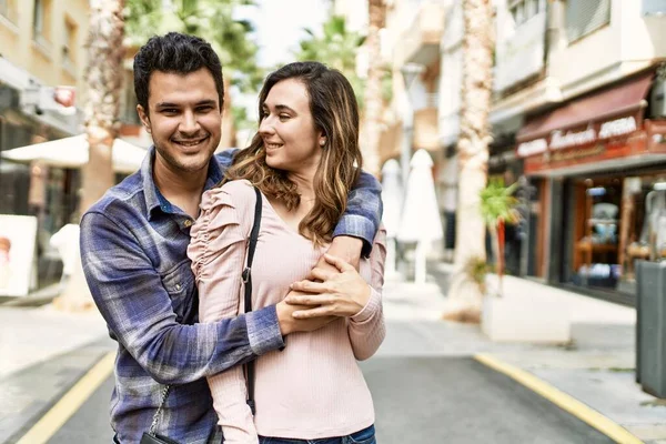 Een Jong Spaans Koppel Dat Verliefd Stad Vriendin Vriendje Samen — Stockfoto