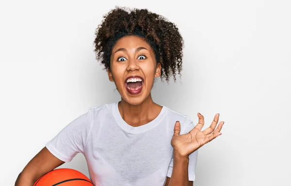 Chica Afroamericana Joven Jugando Béisbol Sosteniendo Bate Pelota Celebrando Victoria —  Fotos de Stock