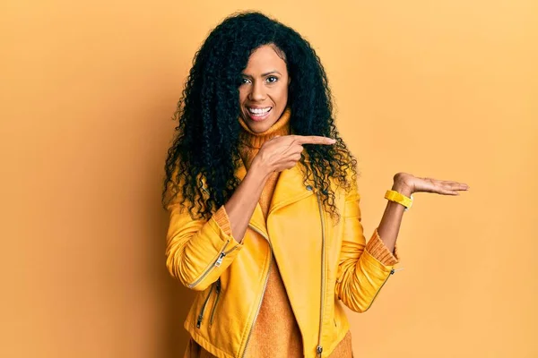 Mulher Afro Americana Meia Idade Vestindo Camisola Inverno Jaqueta Couro — Fotografia de Stock