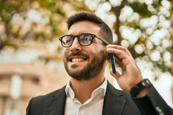 Jovem Empresário Hispânico Sorrindo Feliz Falando Smartphone Cidade — Fotografia de Stock