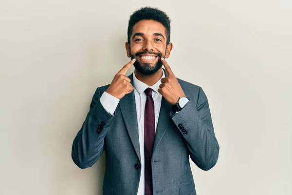 Bonito Homem Hispânico Com Barba Vestindo Terno Negócios Gravata Sorrindo — Fotografia de Stock