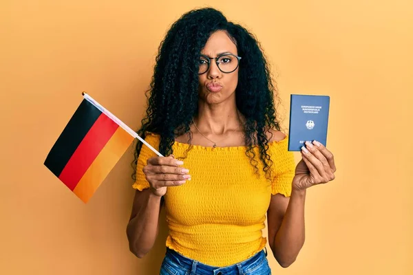 Afro Amerikaanse Vrouw Van Middelbare Leeftijd Met Duitse Vlag Paspoort — Stockfoto