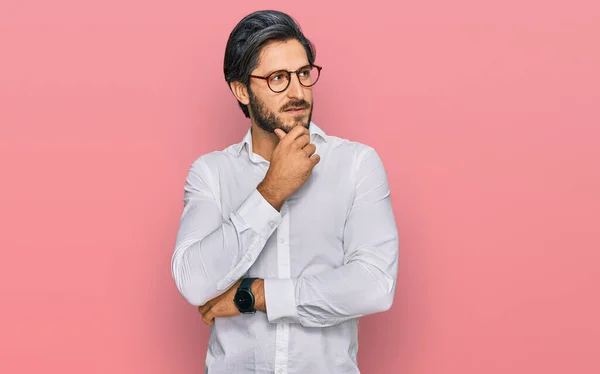 Junger Hispanischer Mann Mit Businesshemd Und Brille Die Hand Kinn — Stockfoto