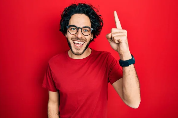 Bonito Homem Hispânico Vestindo Camiseta Casual Óculos Apontando Dedo Para — Fotografia de Stock