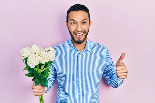 Homem Hispânico Com Barba Segurando Buquê Flores Brancas Sorrindo Feliz — Fotografia de Stock