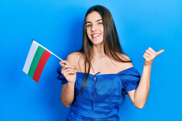 Jong Brunette Tiener Houden Bulgaria Vlag Wijzen Duim Naar Zijkant — Stockfoto